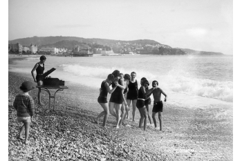 Musique sur la plage. Nice (Alpes-Maritimes). / Collections Roger-Viollet / BHVP